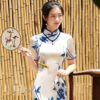 一手蒲扇，一色青衣，做一個青花瓷般的旗袍美人！